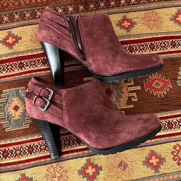 White Mountain Suede Bordeaux Ankle Booties. #8. - Picture 3 of 12